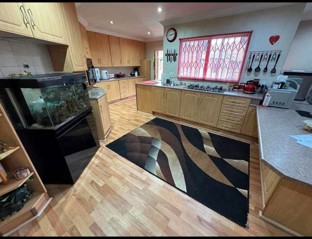 5 BEDROOM TOWNHOUSE FOR SALE IN KEMPTON PARK